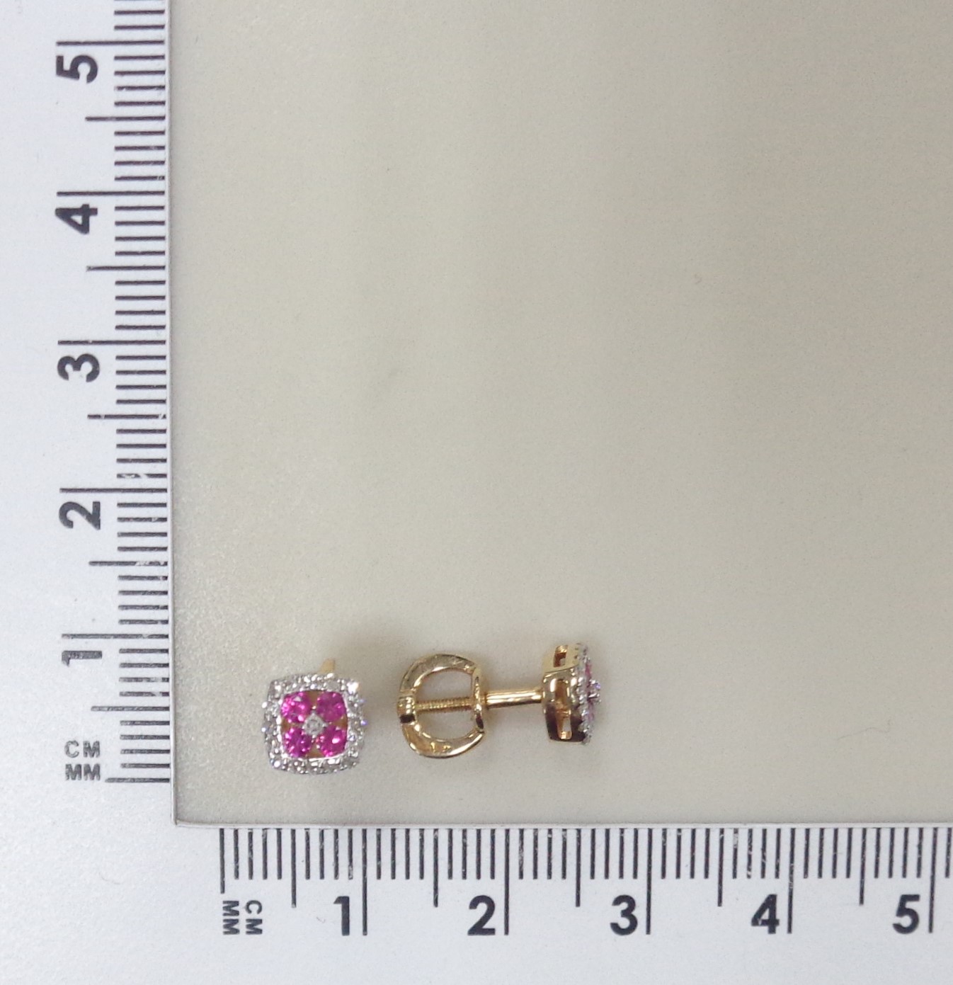 Золотые серьги-пусеты 585 пробы; родий; вставки 8 Рубин 0,338 2/2А; 2 Бр.Кр-17 0,016 2/2А; 32 Бр.Кр-